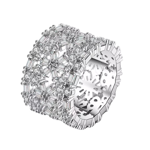 🎁 Swarovski Crystals The Hylmah Flower Ring - Picture 1 of 6